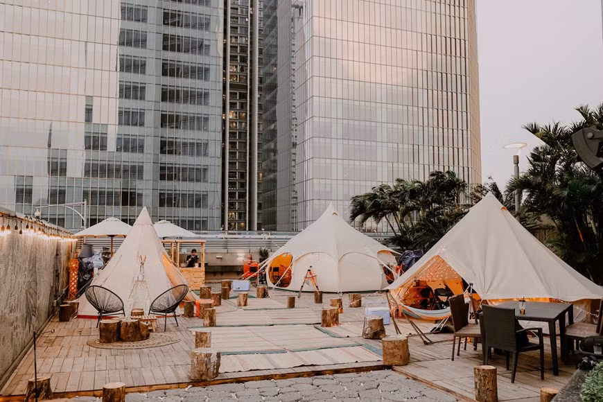 Les jeunes de Hanoï se sont précipités vers un site de glamping unique sur le Lotte Center à Hanoï. Un néologisme « glamping », un mot combiné de « glamour » et de « camping », a été créé il y a quelques années. Le glamping est l'endroit où la nature époustouflante rencontre le luxe moderne. C'est un moyen de découvrir les régions sauvages et complètement uniques du monde - sans avoir à sacrifier son confort. Le mouvement du glamping prend de l'ampleur et ne montre aucun signe de ralentissement. La collection de tentes, villas, chalets, lodges, tipis et cabanes dans les arbres et plus encouragera les vacanciers à voyager hors de la norme.Photo: Vietnamplus