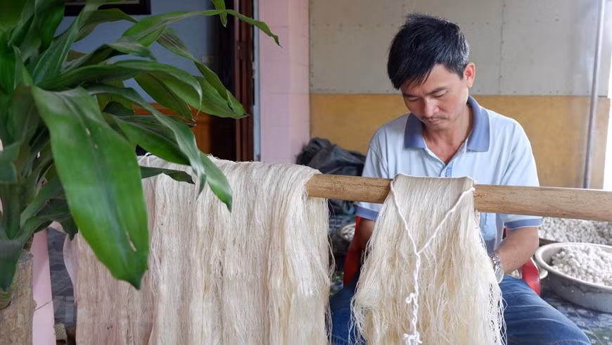 Selon Pham Van Dong, qui pratique la fabrication artisanale de soie depuis 30 ans dans le village de Co Chat, il est difficile de trouver de consommer la soie sur le marché domestique car ce produit est principalement favorisé à l'étranger plutôt qu'au Vietnam. Pendant ce temps, les producteurs locaux ont eu des difficultés à emprunter des capitaux pour maintenir leurs activités, de sorte que beaucoup d'entre eux ont abandonné l'artisanat. Notamment, au milieu des graves difficultés causées par les épidémies de COVID-19 au cours des deux dernières années, les exportations de soie et des produits dérivés ont été également perpétuées. Photo: Vietnamplus