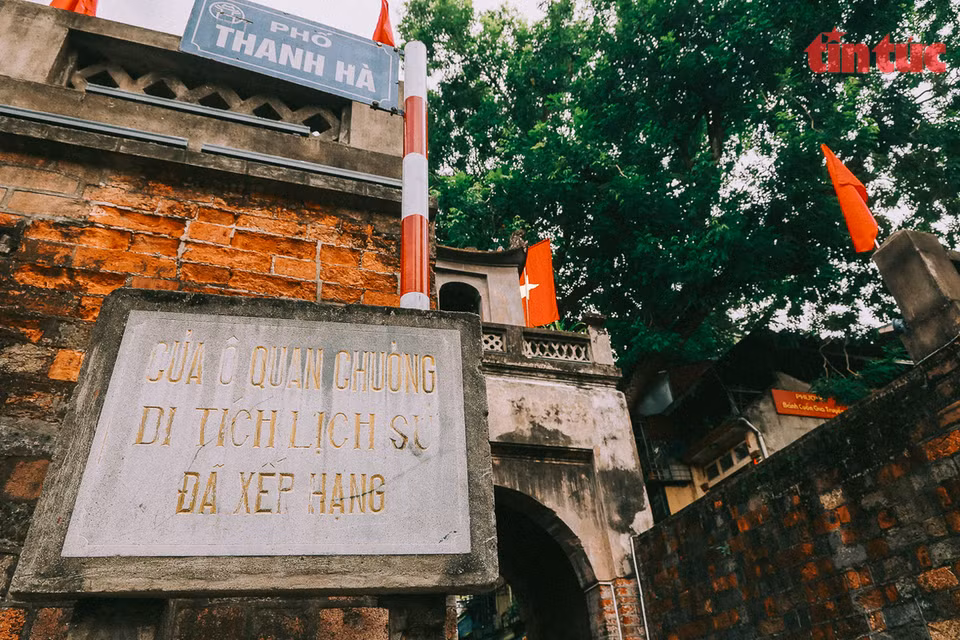 Anciennement appelée Ô Thanh Hà (puisqu'appartenant au village de Thanh Hà) ou Ô Dông Hà (au dessus de cette porte est écrite en chinois Dông Hà Môn ce qui veut dire "porte permettant une vue vers l'Est"), la population a pris l'habitude de l'appeler " Ô Quan Chuong ". Photo: VNA