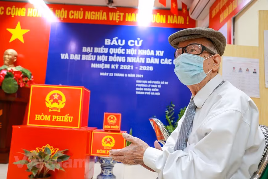 Pham Van Ca est l’un des premiers électeurs à voter à Hanoï. Selon le rapport du Comité central du Front de la Patrie du Vietnam sur la présentation des candidats à la 15e législature de l’Assemblée nationale et aux Conseils populaires à tous niveaux pour la période 2021-2026, le nombre total des candidats s’élèvent à 868, dont 203 candidats représentant les agences et organisations du ressort central. Le pays compte 77 candidats "auto-désignés" de 24 villes et provinces. Les femmes représentent plus de 45% du nombre total, les membres des minorités ethniques, environ 12%, et les personnes non membres du Parti, 8,5%. Le candidat le plus âgé a 77 ans et le plus jeune, 24 ans. Photo: Vietnamplus