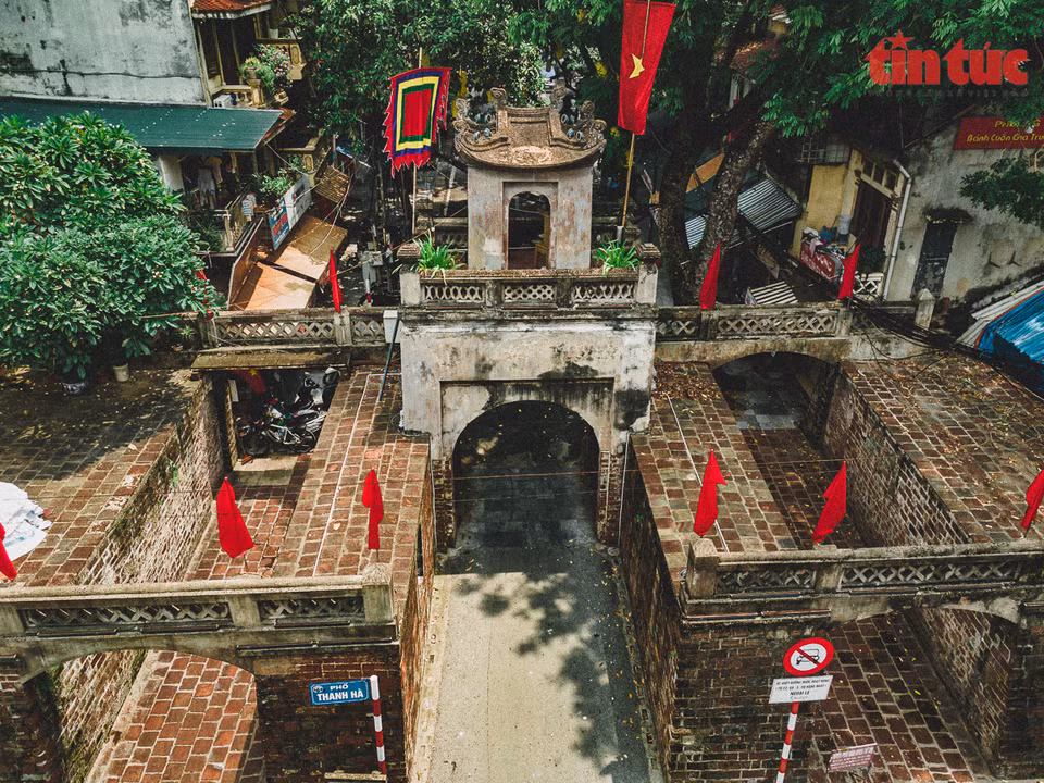 Cette entrée fut percée dans les remparts de terre sur le flanc Est de la citadelle de Thang Long. Construite en 1749 sous le règne du roi Canh Hung (dynastie des Le postérieurs) puis restaurée en 1817 sous la dynastie des Nguyên sous sa forme actuelle, elle donne une idée de l'ancienne citadelle. Photo: VNA