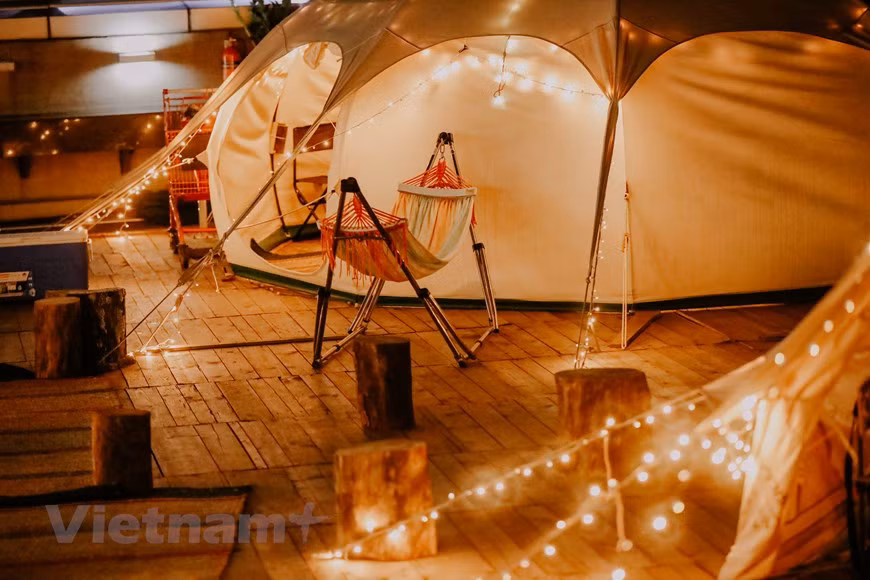 Le site de glamping est ouvert de 18h à 23h tous les jours, et à midi le dimanche. Il offre un endroit merveilleux pour les jeunes vacanciers. Photo: Vietnamplus
