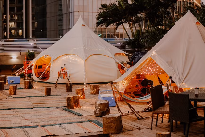 D'une superficie de 100 m², le site de glamping est niché au milieu des bâtiments et a été entièrement équipé. Il a touché tous les points forts. C'est du camping pour ceux qui sont habitués aux hôtels de luxe, ou ceux qui ne possèdent tout simplement pas de matériel de camping. C'est toujours au grand air et presque toujours dans les destinations naturelles les plus convoitées et les plus belles. Vous avez votre propre espace privé, ainsi que des équipements de type complexe, de nombreuses activités et, en ce qui concerne la nourriture, dans la plupart des cas, vous pouvez la commander ou la cuisiner - sans aller au restaurant. Photo: Vietnamplus
