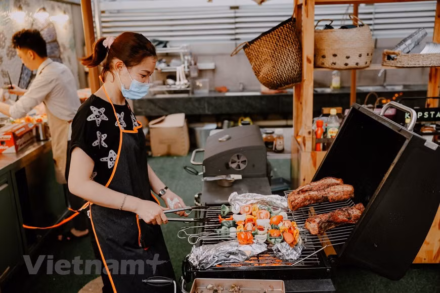 Chaque vacancier doit payer 792 000 VND (34,24 USD) pour la location de la tente, la nourriture et les boissons. Photo: Vietnamplus