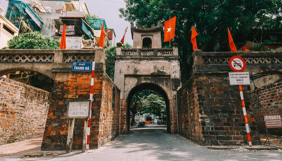 La porte Quan Chuong a été restaurée à deux repries, en 1805 et en 1817, sous le règne du roi Gia Long . En 1994, elle a été reconnue vestige historique. En 2010, elle a été une nouvelle fois restaurée. Pour les Hanoiens, Ô Quan Chuong n’est pas seulement un vestige de l’ancienne capitale Thang Long,c'est surtout un symbole de l’indomptabilité des Hanoiens face aux agresseurs. Photo: VNA