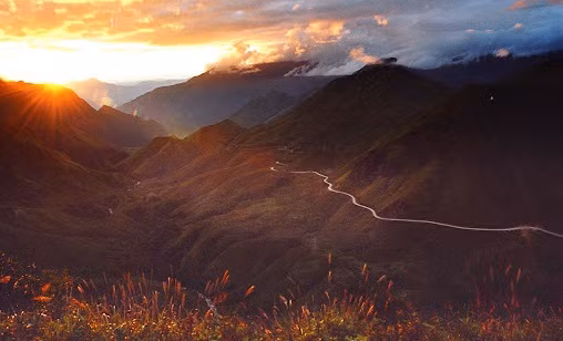 Le coucher de soleil sur une route en montagne. Photo: VNA