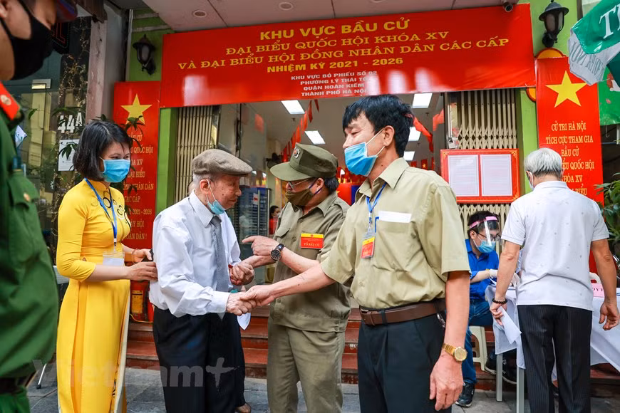 Avant 1946, le peuple vietnamien ne disposait ni de Constitution ni d’élections. La Révolution d’Août 1945, menée par le Parti communiste du Vietnam avec à sa tête le Président Hô Chi Minh, lui a apporté des droits qu’il n’avait jamais eus. L’Assemblée nationale de la République démocratique du Vietnam, fondée suite à la Révolution d’Août 1945, a adopté sa première Constitution le 9 novembre 1946. «Sont électeurs les Vietnamiennes et les Vietnamiens âgés de 18 ans révolus, exceptés celles et ceux qui sont dans l’incapacité mentale ou ont été privés de leurs droits publics. Peuvent être candidats les électrices et électeurs âgés de 21 ans révolus sachant lire et écrire en langue nationale. Les citoyens servant dans l’armée disposent aussi du droit d’être électeurs et candidats», est-il stipulé dans l’article 18 de ladite Constitution. Photo: Vietnamplus