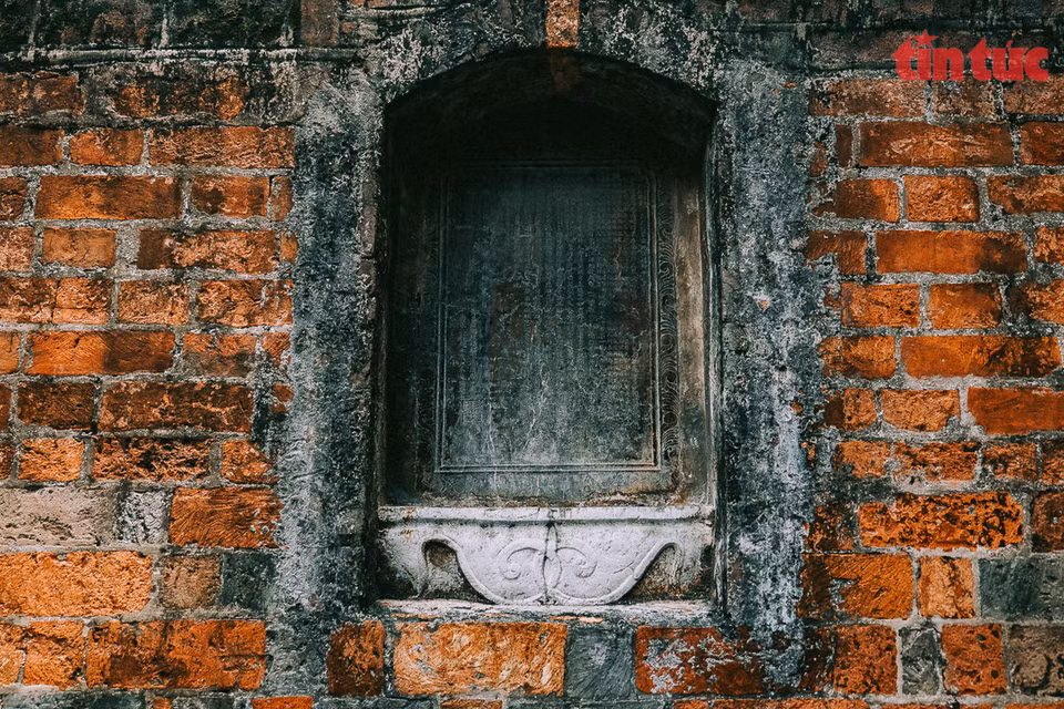 On y trouve une stèle datant de la dynastie des Nguyen, 19ème siècle, qui stipule que la garde devait être stricte sans pour autant déranger la vie de la population. Photo: VNA