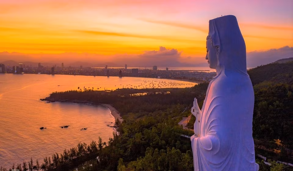 Coucher du soleil à la péninsule de Son Tra, au niveau de la statue Quan Yin de la pagode Linh Ung - Bai But, à environ 10 km du centre-ville de Da Nang. Photo: VNA