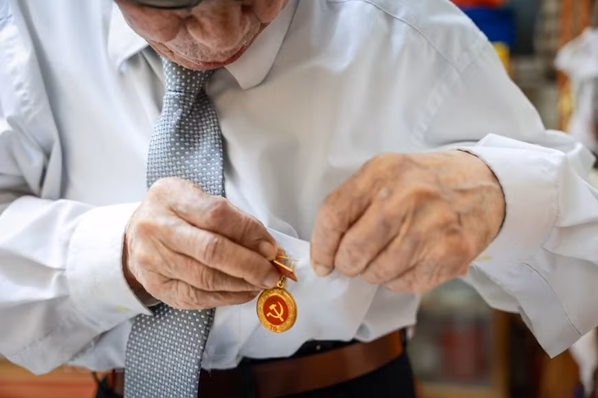 Il y a 75 ans, Pham Van Ca avait participé aux premières élections législatives de la République démocratique du Vietnam en 1946. Il s’agissait d’un évènement très particulier pour le peuple vietnamien, car c’était la première fois que le pays se dotait d’une Assemblée nationale. À cette époque-là, les notions de pouvoirs législatifs et exécutifs n’étaient pas familières à la population. C’est pourquoi, le Président Hô Chi Minh avait demandé aux autorités locales d’expliquer aux citoyens que le vote leur permettait de s’exprimer sur les politiques du Parti et de l’État au nom de la population. Grâce à ces élections, les Vietnamiens avaient l’Assemblée nationale – un organe législatif du Vietnam libre, de la République démocratique du Vietnam. Le Vietnam avait désormais sa propre souveraineté. Photo : Vietnamplus