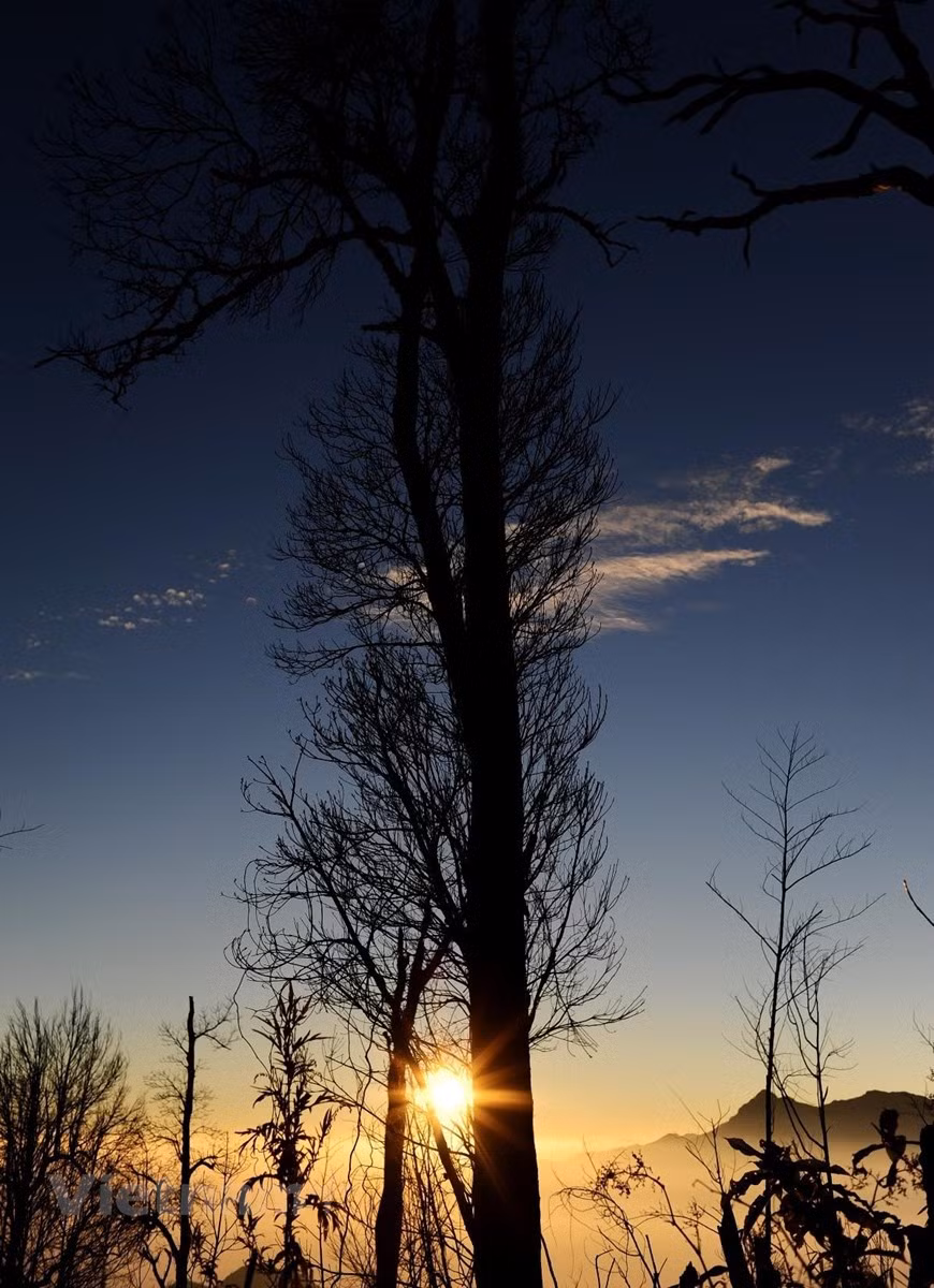 Le coucher de soleil sur des montagnes du Nord-Ouest est toujours un spectacle inoubliable pour les visiteurs. Photo: VNA