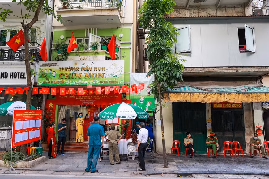 Cinq bureaux de vote ont été mis en place dans le quartier de Ly Thai To, arrondissement de Hoan Kiem, à Hanoï. En vertu de la Loi sur les élections des députés de l'Assemblée nationale et des membres des Conseils populaires, le Conseil électoral national doit établir et publier le 28 avril au plus tard la liste officielle des candidats qualifiés pour chaque circonscription. Après trois conférences consultatives, une liste des candidats aux élections des députés de la 15e législature de l’Assemblée nationale et des membres des Conseils populaires de tous niveaux pour 2021-2026 a été établie. Selon le rapport du Comité central du Front de la Patrie du Vietnam sur la présentation des candidats à la 15e législature de l’Assemblée nationale et aux Conseils populaires à tous niveaux pour la période 2021-2026, le nombre total des candidats s’élèvent à 868. Photo : Vietnamplus