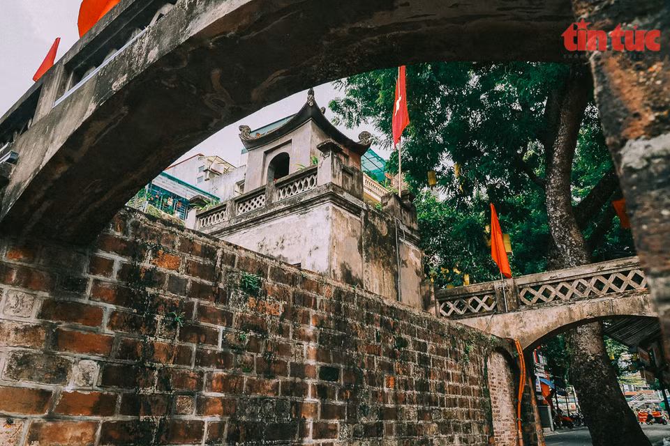 Sur le plan architectural, la porte de Quan Chuong est un belvédère typique de la dynastie des Nguyen. Elle est constituée de 2 niveaux: le niveau inférieur comporte 3 entrées voûtées et le supérieur est couvert de 4 toitures décorées de motifs de forme hexagonale, quadrilatérale ou astérisque. Photo: VNA