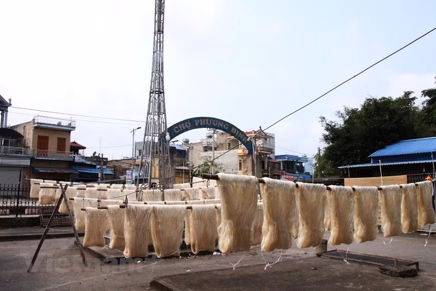 La première impression au village de Cô Chât, c’est que vous voyez partout de longs fils jaunes d'or, enroulés autour de bâtons de bambou, sèchent au soleil. Situé dans la province de Nam Dinh, à une centaine de kilomètres au sud d'Hanoï, Cô Chât est considéré comme le berceau de la soie de qualité de la localité. Datant de plusieurs centaines d’années, le métier a su se faire une réputation dans le pays. La fabrication de la soie était à l’origine au service de la production des filets de poissons. Au fil du temps, c’est une demande croissante de la consommation de la soie qui fera que le village de Cô Chât renoncera au tissage de filets à pêche pour se concentrer essentiellement à la soie. Photo: Vietnamplus