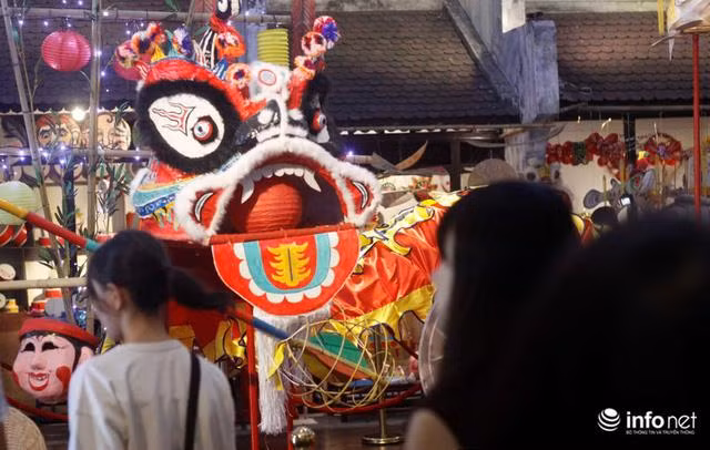 La fête de la mi-automne est l'un des principaux festivals vietnamiens, qui tombe le 15e jour du 8e mois lunaire, le jour de la pleine lune et le plus lumineux de l’année. Elle a pour origine un rituel agricole: jadis, les agriculteurs observaient souvent la lune pour prédire la météo à venir. Photo: http://fr.dangcongsan.vn 