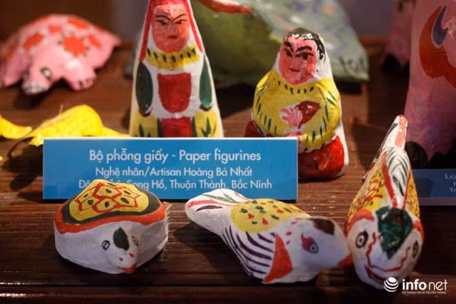Les figurines en papier faites par l'artisan Hoang Ba Nhat à Thuan Thanh, Bac Ninh sont présentées à cette occasion. Photo: http://fr.dangcongsan.vn 