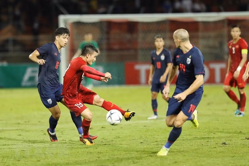 Le milieu de terrain Nguyên Quang Hai (maillot rouge). Photo: VNA 