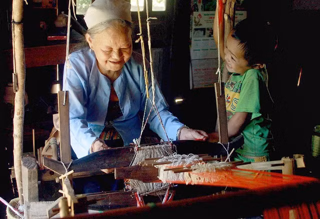  Le métier traditionnel, de Quach Van Phi. 
