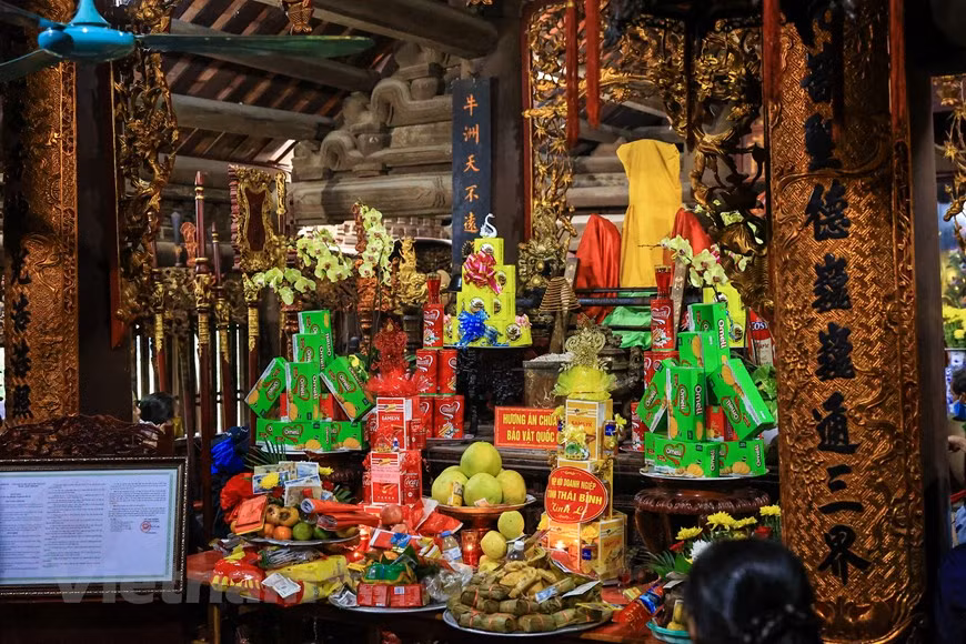 La pagode Keo, l’une des plus célèbres du pays, est caractéristique du style architectural traditionnel vietnamien. Selon la légende, le premier nom de cet édifice fut Nghiêm Quang. Le bonze supérieur Không Lô le construisit en 1067 dans le village de Giao Thuy, alias le village de Keo. La pagode se situait sur le bord gauche du fleuve Rouge. Après sa mort, le nom Nghiêm Quang fut remplacé par Thân Quang. En 1611, une grande crue emporta le village ainsi que l’édifice. Les habitants furent obligés de quitter leur village. Une moitié s’établit à gauche du fleuve Rouge, au Sud-Est, et le reste au Nord-Est où ils reconstruisirent, en 1630, la pagode Keo telle qu’on la connaît d’aujourd’hui. Les travaux durèrent deux ans. Photo: Vietnamplus 