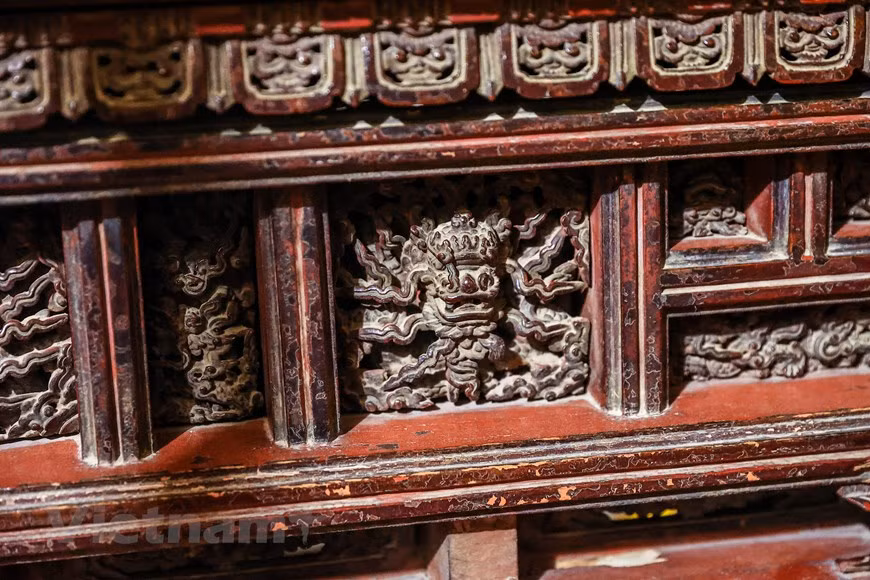 Les Génies gardiens du sol et de la pagode peuvent être placés aussi dans le Hall des cérémonies. Trois Génies taoïstes égarés dans la pagode : Ngoc Hoàng (Empereur du Ciel), Nam Tào (qui préside à la naissance) et Bac Đâu (qui préside à la mort). Huit Bodhisattvas Kim Cuong (Diamant), terreur des esprits malfaisants. Dans le Hall des cérémonies (Bái đuong), on trouve : deux Génies géants (Hô pháp) gardiens de la Loi bouddhique, nommés "Monsieur le Bien" (qui encourage le bien) et "Monsieur le Mal" (qui punit les méchants), les Génies gardiens du sol et de la pagode (Đuc Ông = Monseigneur, Thô Thân). Photo: Vietnamplus