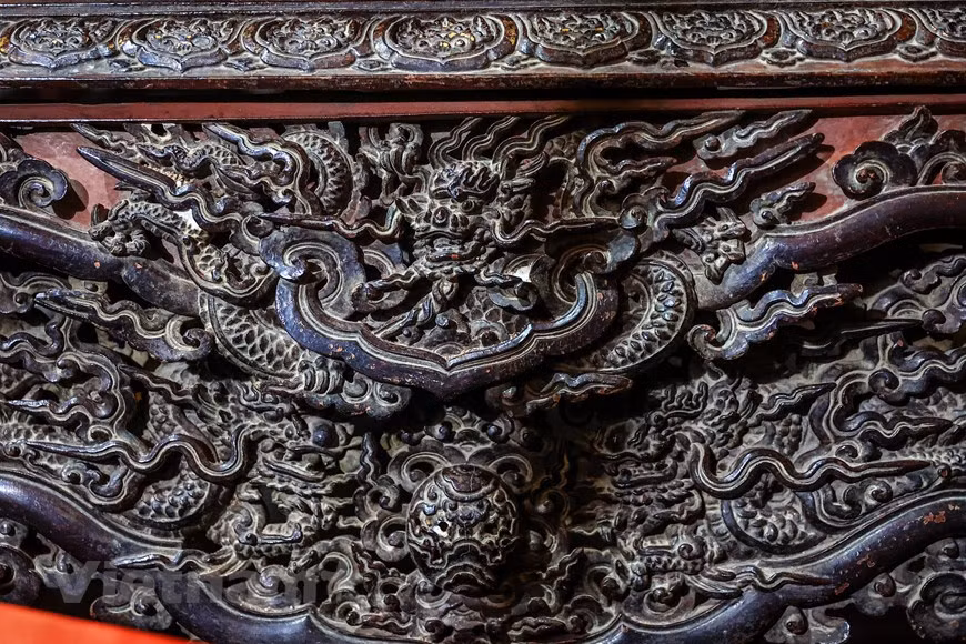À partir du troisième rang, la disposition des statues varie souvent selon les pagodes. Mais on peut identifier les principales que sont : Le Bouddha historique ou Çakyamuni (Thích Ca Mâu Ni), qui vécut dans l’Inde au VIe siècle avant Jésus Christ. Le Bouddha historique peut être représenté en même temps sous d’autres formes et placé sur des gradins différents : nouveau-né entouré de neuf dragons, moine ascétique assis n’ayant que la peau sur les os (au Mont Tuyêt Son ou Mont d’Himalaya), moine couché sur le flanc gauche avec la tête reposant sur le bras gauche replié (entrée au Nirvana). Photo: Vietnamplus 