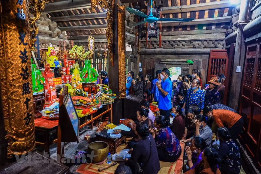 L'autel de la pagode Keo, dans la commune de Duy Nhât, district de Vu Thu, province de Thai Binh au Nord, a été reconnu en octobre 2022 "trésor national" par le ministère de la Culture, des Sports et du Tourisme. Cet autel en bois, mesurant 227 centimètres de long, 156 centimètres de large et 153 centimètres de haut, est le plus grand du genre au Vietnam. Daté du XVIIe siècle, l'autel a été minutieusement et délicatement sculpté et a été conservé jusqu'à nos jours presque intact. L’œuvre a été faite entièrement à la main et comporte plus de 1.000 motifs habilement sculptés. Photo: Vietnamplus