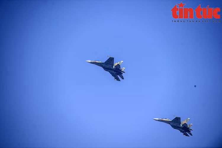 Des avions de chasse Su-30MK2 dans le ciel de Hanoï Photo: VNA