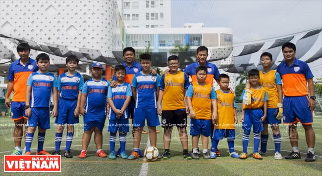 L'entraîneur et les joueurs de l’Académie S &amp; A à Hô Chi Minh-Ville.