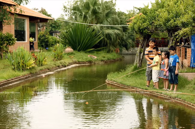 De jeunes touristes s'essaient à la pêche à la ligne. 