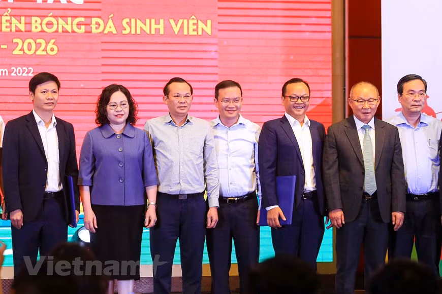 Park Hang-seo est marié à Mme Choi Sang-a (née en 1961) depuis 1985. Les deux ont un fils, Park Chan-Sung, né en 1986, travaillant pour une entreprise de fabrication de pièces automobiles et aidant également son père professionnellement. Park Hang-seo était l'un des deux assistants de l'entraîneur néerlandais célèbre Guus Hiddink lors de la Coupe du Monde de la FIFA 2002 qui s’est tenue du 31 mai au 31 juin en République de Corée et au Japon. Avant cela, il faisait également partie de l'équipe d'entraîneurs de l'équipe sud-coréenne lors de la Coupe du Monde de la FIFA 1994 tenue du 17 juin au 17 juillet aux Etats-Unis. –Photo : VietnamPlus