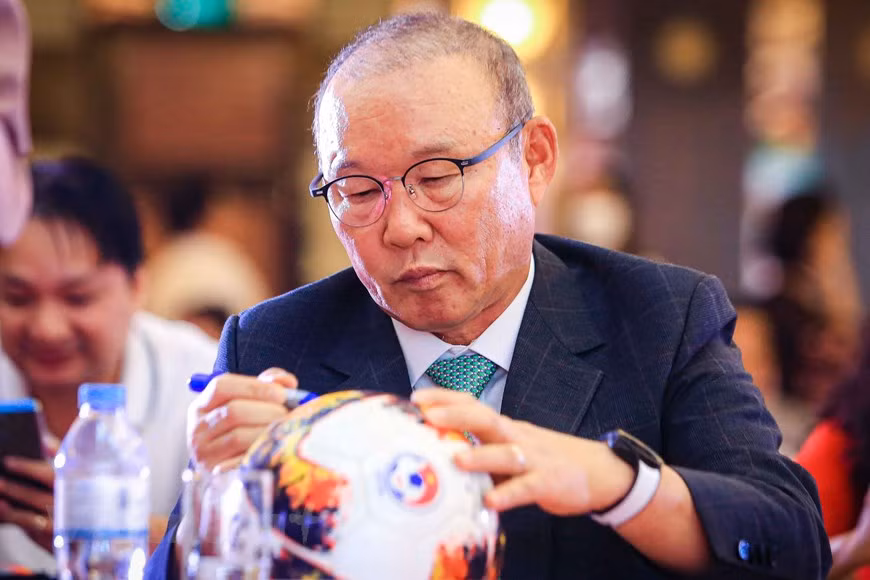 Dès l’annonce de la nouvelle, les médias asiatiques ont publié des articles sur ses accomplissements à la tête de la sélection nationale vietnamienne. Le journal Hankook a titré par exemple : "Park Hang-seo met fin à 5 ans d'accompagnement du football vietnamien après l’AFF Cup 2022". L’article souligne notamment : « L'entraîneur Park Hang-seo, fera ses adieux à l'équipe nationale vietnamienne en janvier de l'année prochaine. En conséquence, le mandat de M. Park a été confirmé jusqu'au 31 janvier 2023. Park Hang-seo laissera une grande marque dans l'histoire du football vietnamien » Les journaux Bola Sports, Indo Detik, Siam Sports... ont également déclaré qu'il s'agissait de l'événement le plus remarquable du football d'Asie du Sud-Est ces jours-ci. Photo : VietnamPlus