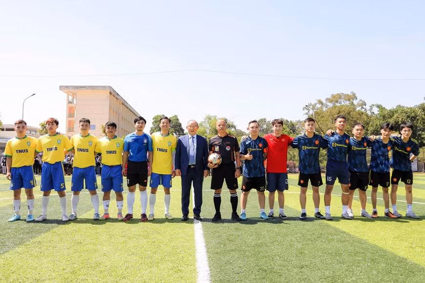 C’est le 29 septembre 2017 que Park Hang-seo - qui était le capitaine de l'équipe sud-coréenne des moins de 20 ans qui a remporté le championnat des jeunes de l'AFC 1978, a été nommé entraîneur de l'équipe nationale du Vietnam et également responsable de l'équipe des moins de 23 ans. Alors qu'il entraînait le Vietnam, il a été surnommé « Coach Terminator » par les médias vietnamiens, en raison de sa tendance à défaire un certain nombre d'entraîneurs notables et, directement ou indirectement, à les faire limoger. Les entraîneurs qui ont été démis de leurs fonctions ou ont démissionné pour avoir perdu contre le Vietnam de Park Hang-seo comprennent Guus Hiddink, Ján Kocian, Sven-Göran Eriksson et Bert van Marwijk. Photo : VietnamPlus