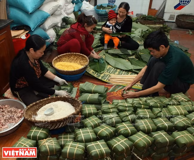 Confection des banh chung dans une famille à Hai Phong.