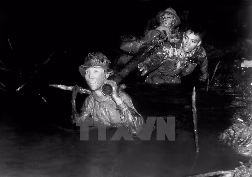 "Des guérilleros de Ca Mau acheminent un canon au service d'une attaque à Cai Keo - Ca Mau" - prix d’État en 2007. Photo : Tran Binh Khuôl/VNA