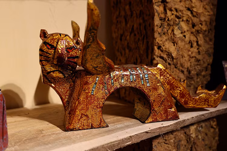 Actuellement, les tigres de Nguyên Tân Phat sont présentés dans les maisons centenaires de Duong Lâm où les visiteurs peuvent les admirer ou les acheter. C'est ainsi que cet artiste exprime sa gratitude envers sa terre natale et soutient ses activités touristiques. Photo : VNA