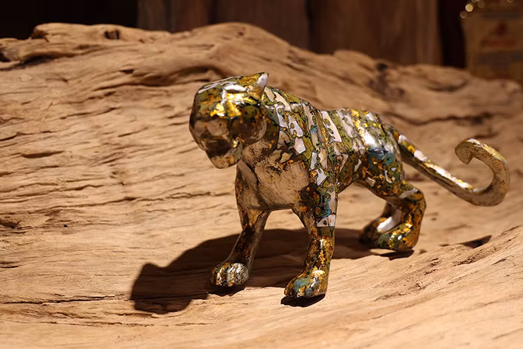 Chaque année, à l’arrivée du printemps, Nguyen Tan Phat illustre un animal du zodiaque. On trouve donc dans son espace d’exposition d’innombrables statues et peintures des 12 animaux du zodiaque. Photo : VNA