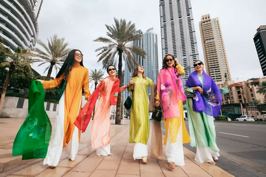 A l’occasion de la “Vietnam National Day” (Journée nationale du Vietnam) à l'Exposition universelle de Dubaï (Expo 2020 Dubaï), les Miss vietnamiennes représentant le Vietnam à des concours Miss Univers ont pris des photos dans les rues de Dubaï. Photo : Vietnam+