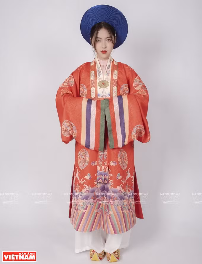 Robe ancienne vietnamienne de Nguyên Ngoc Minh Châu. Photo : VNP