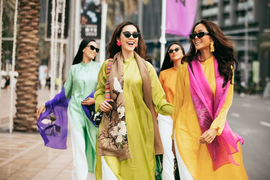 Les Miss vietnamiennes portent les modèles diviserfiées de l’Ao dai. Photo : Vietnam+