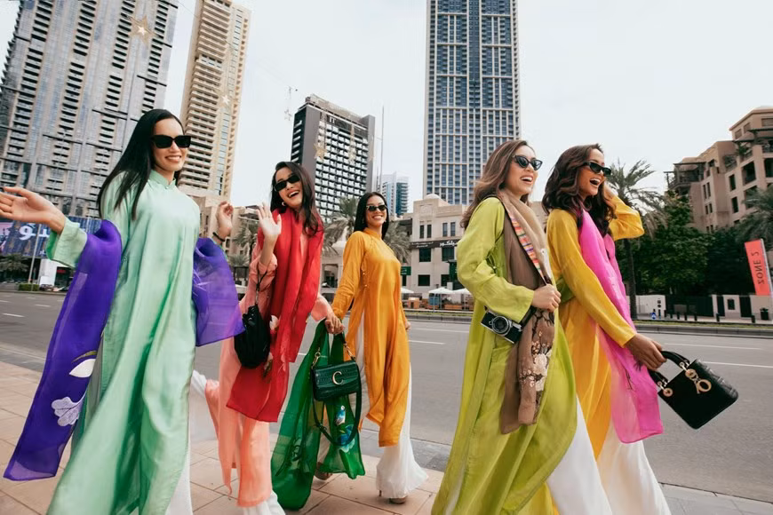 Les Miss vietnamiennes sont présentes dans les rues de Dubaï . Photo : Vietnam+