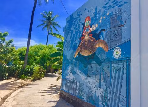 Au Vietnam, évoquer "village de fresques murales" renvoie d’abord à Tam Thanh, dans la province de Quang Nam. Cependant, un nouveau village du même genre a récemment été présenté aux touristes. Il se situe sur la Petite île d’An Binh, dans le district insulaire de Ly Son, province de Quang Ngai. 