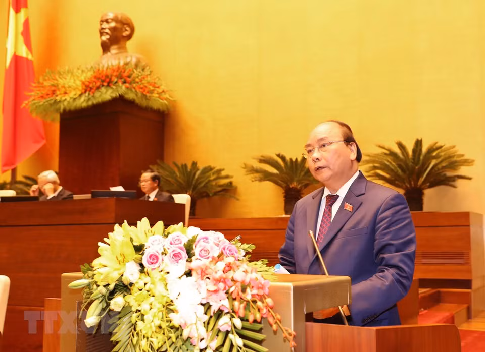 Le Premier ministre Nguyen Xuan Phuc présente un rapport sur la situation socio-économique de cette année et le plan de développement pour 2019. 
