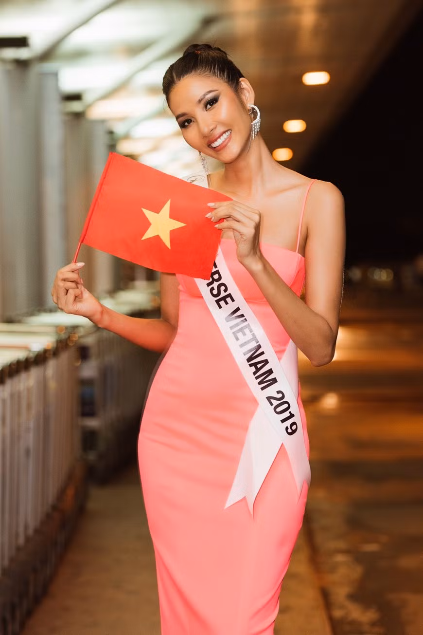 Elle a participé à diverses activités sociales, notamment la sensibilisation du public à la protection de l'environnement et la remise des maisons aux familles démunies et des bourses d’études aux enfants défavorisés. Photo: VietnamPlus 