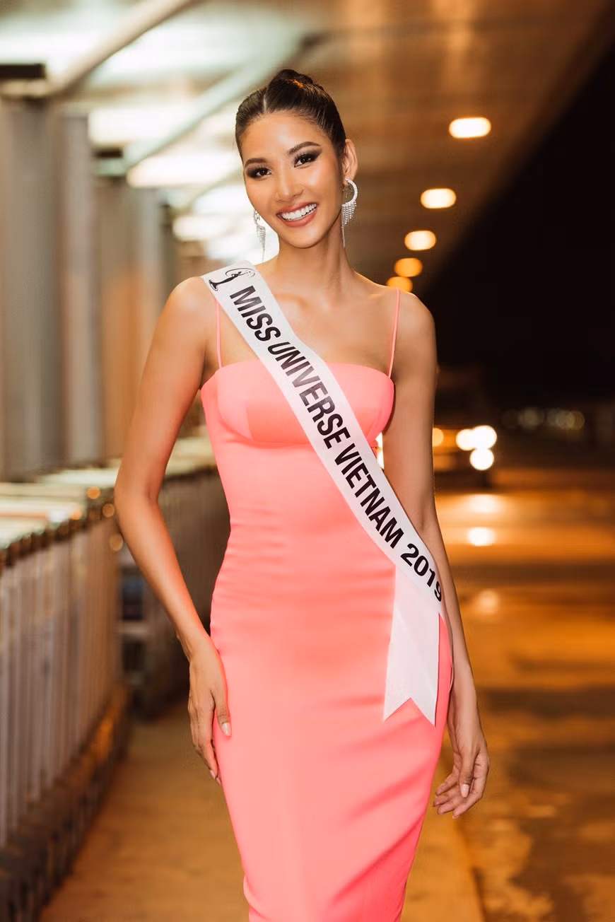 C'est elle qui a réalisé cette robe rose. Photo: VietnamPlus 