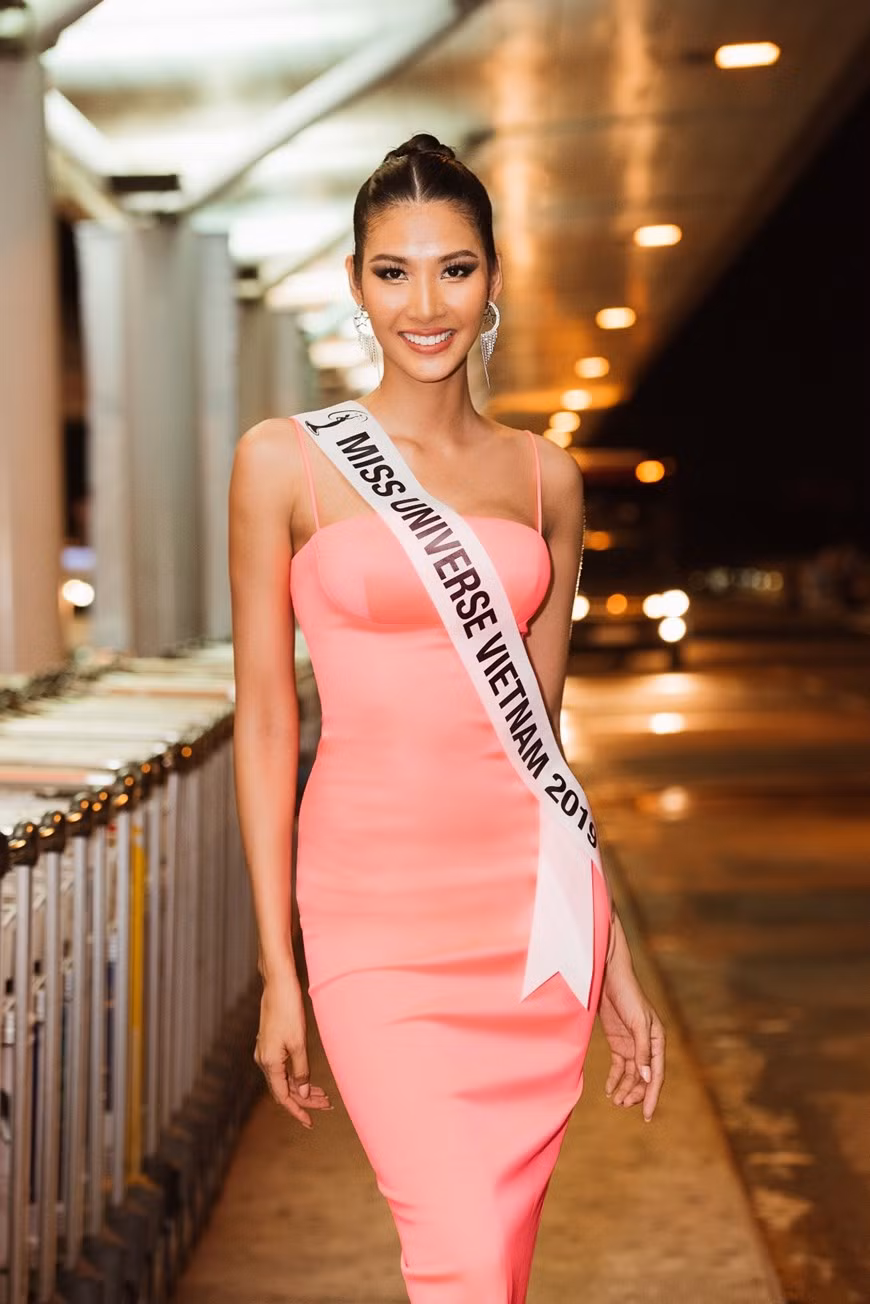 Avant son départ, Hoang Thuy s'est déclarée fière de représenter le Vietnam pour Miss Univers 2019 aux Etats-Unis. Photo: VietnamPlus 