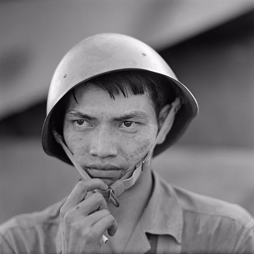 Thomas Billhardt a été l’un des photographes les plus renommés de l’ex-République démocratique allemande. Il a consacré la plupart de sa vie à parcourir des zones difficiles et en crise dans le monde. Ses clichés de la guerre au Vietnam à la fin des années 1960 lui ont valu une renommée internationale. Ils racontent au public non seulement les inégalités, la pauvreté, la douleur, la guerre, mais aussi la vie quotidienne et les sourires des habitants. Quatre livres illustrés sur ses clichés pris durant des voyages au Vietnam ont été diffusés respectivement en 1968, 1973 et 1978. La photo ci-dessus est celle d'un soldat vietnamien dans la région Nord-Ouest de Hanoï en 1967. Photo: Vietnamplus
