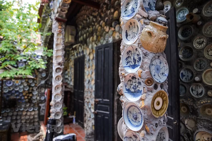 Il a entamé sa collection à l'âge de 24 ans dans le but de vendre les objets rares qu’il a collectés avec soin. Cependant son amour pour les objets anciens a grandi discrètement et le jeune homme est devenu un véritable collectionneur d'antiquités.