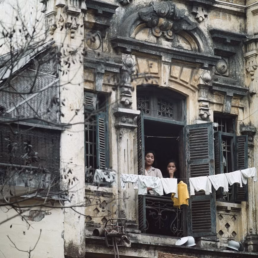 Thomas Billhardt est arrivé pour la première fois au Vietnam avec un groupe de cinéastes de la République démocratique allemande (DDR) en 1967. Voyant les ravages de la guerre, les cratères de bombes, les bâtiments détruits et le bruit des raids aériens et des sirènes appelant les gens à se mettre à l'abri. De première main, Thomas Billhardt a pris des photos alors que la capitale Hanoi était soumise à l'opération Rolling Thunder de l'armée américaine, l'intense campagne de bombardements contre le Nord du Vietnam. Ses œuvres sur la guerre au Vietnam vers la fin des années 60 du XXe siècle ont lui rend célèbre. Photo: Vietnamplus 
