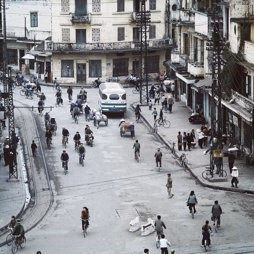 Quelque 130 clichés de l’Allemand Thomas Billhardt sont présentés à une exposition sur Hanoï jusqu’au 15 novembre. Il s’agit de photos en noir et blanc et en couleur prises au cours de six voyages au Vietnam entre 1967 et 1975. Parmi les œuvres sur Hanoï, on voit la joie d’accueillir un nouveau-né en temps de guerre, un vélo sous la pluie, un cours de dessin en plein air, des visages d’enfants heureux, des abris anti-bombes dans la rue, des enfants jouant, le tramway hanoïen… L’exposition apporte aux visiteurs un Hanoï authentique, simple et émouvant à travers la vie quotidienne de sa population, en pleine période de guerre. Photo: Vietnamplus