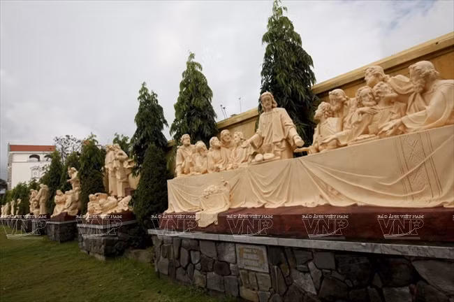 Statues décrivant des scènes de la Bible.